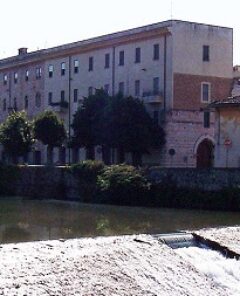 1200px-Fiume_Topino_tratto_cittadino