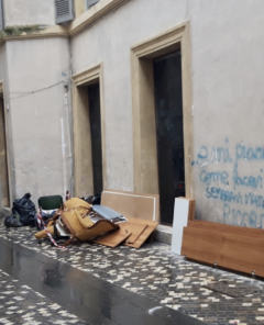 rifiuti abbandonati foto