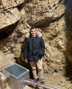 Leonardo Tacchi nella Grotta dell'Orso, dove “nasce” l'acqua di Sassovivo