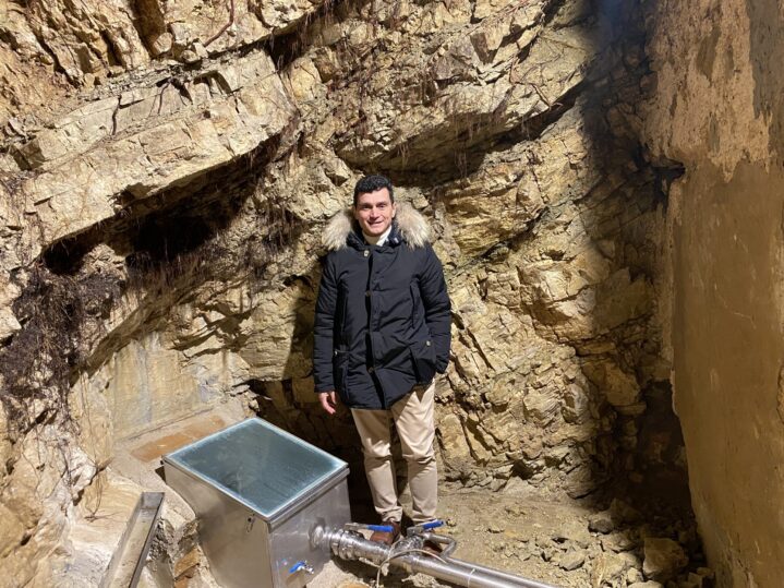 Leonardo Tacchi nella Grotta dell'Orso, dove “nasce” l'acqua di Sassovivo